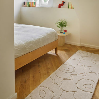 Marimekko løper, Piirto Unikko Natural White 133701 – produkt- og miljøbilde 2