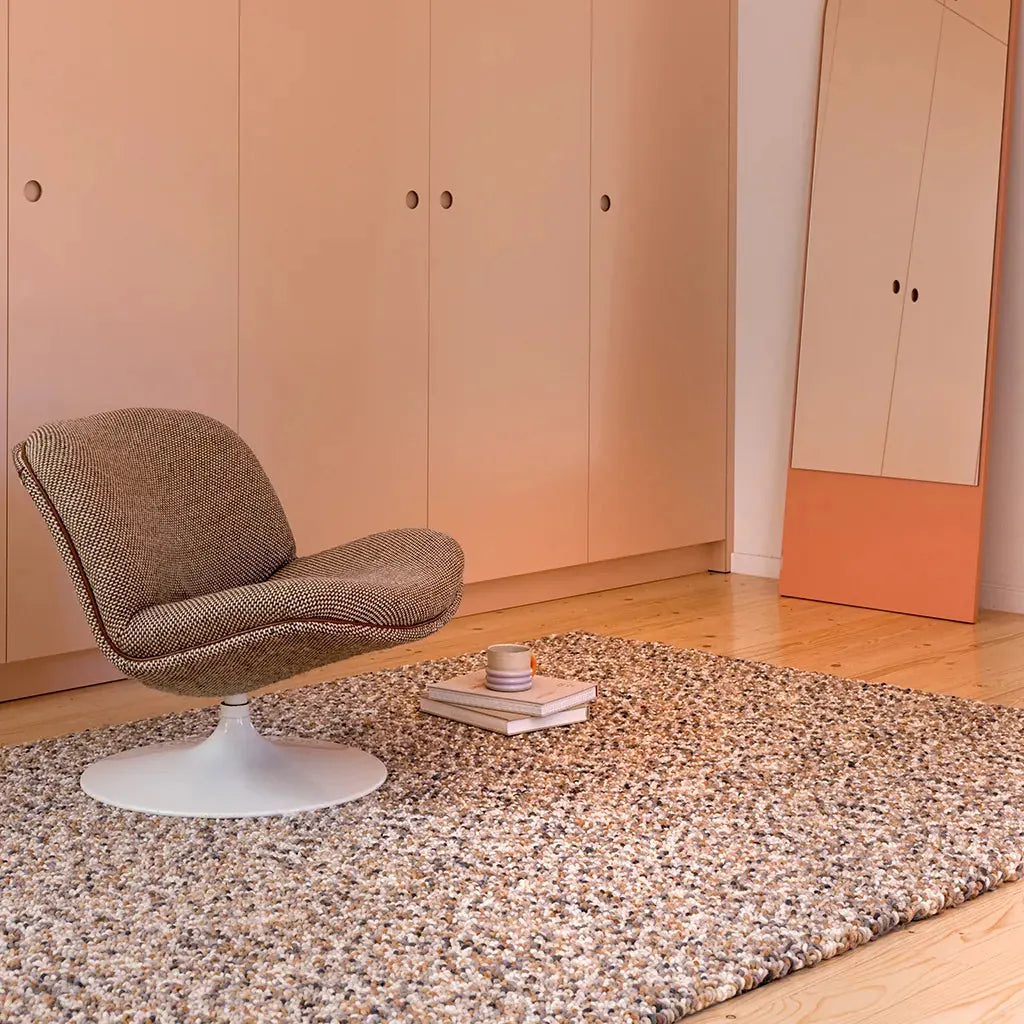 Arch Natural fra Brink & Campman i et rom med lenestol og varme rosatoner