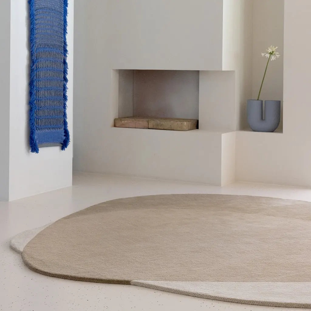 Formskåret Element Arp Natural fra Brink & Campman i et lyst rom